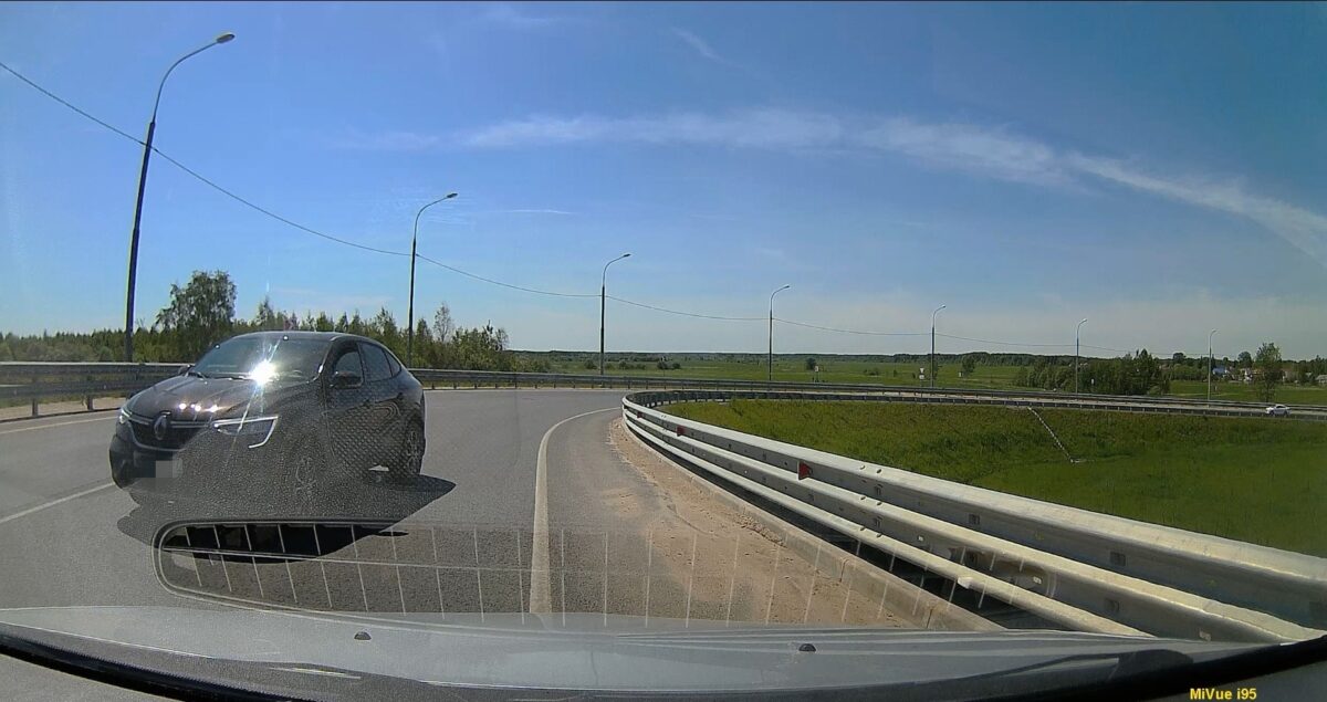 Водителя, объезжавшего грузовик на развязке под Тверью, не смутила «сплошная»