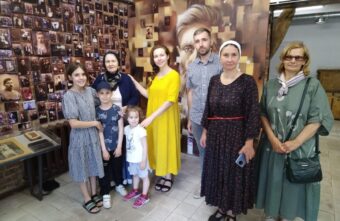 Известная киноактриса Екатерина Гусева побывала в музее гвоздарей под Тверью Известная киноактриса Екатерина Гусева побывала в музее гвоздарей под Тверью