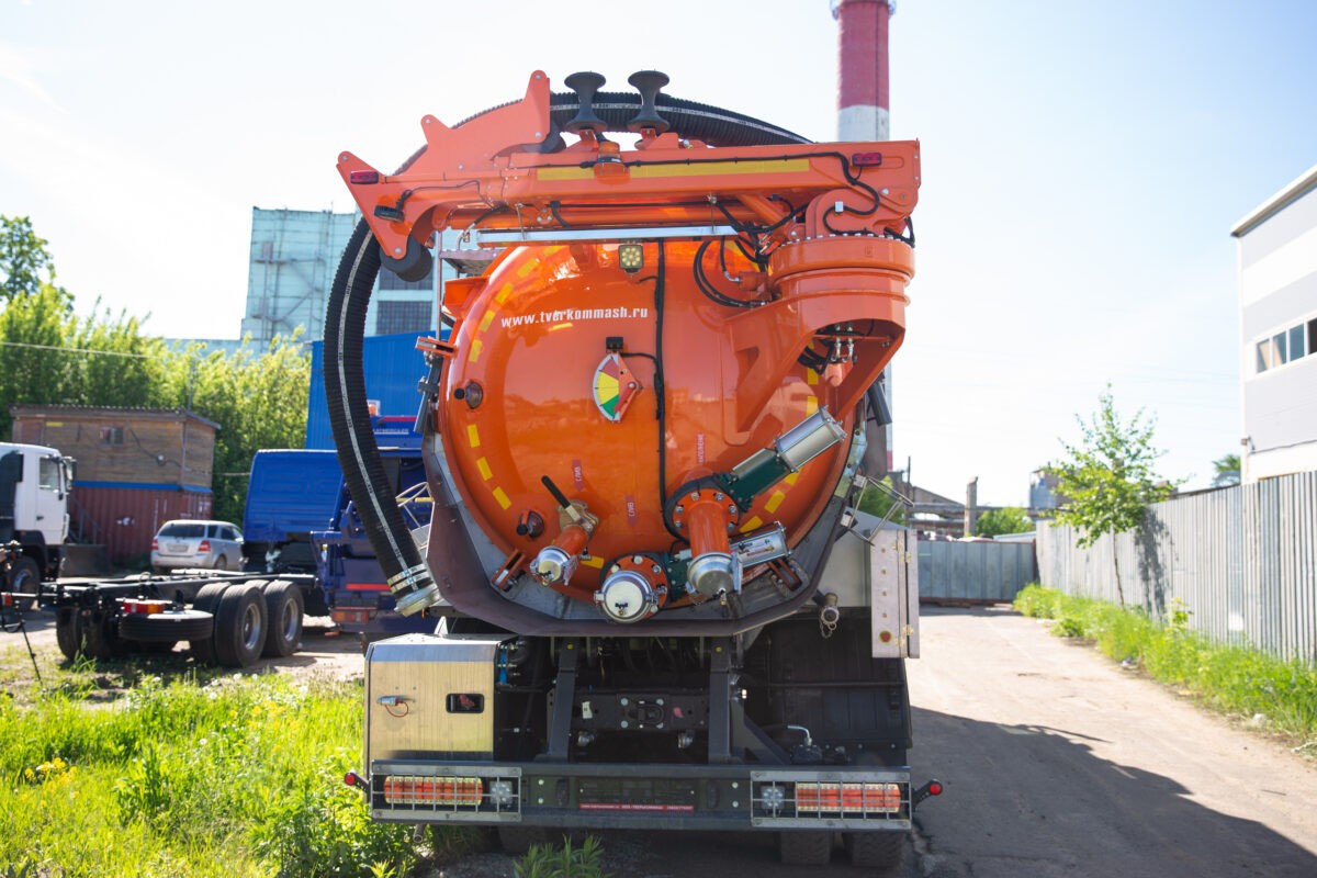 Тверское предприятие выпустило уникальную машину для обслуживания подземных коммуникаций
