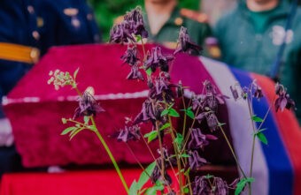 Обретенный покой: в День памяти и скорби в Тверской области захоронили 19-летнего летчика, не вернувшегося с боевого задания