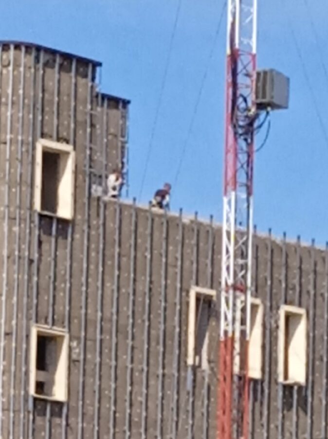 В Твери по крышам заброшенного дома бегают дети