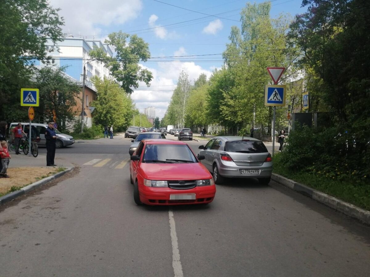 Велосипедист попал под колёса машины в Твери