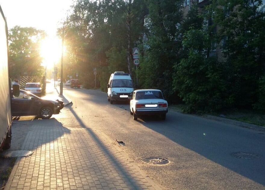 В Твери водители "Хёндая" и "ВАЗа" не поделили перекрёсток