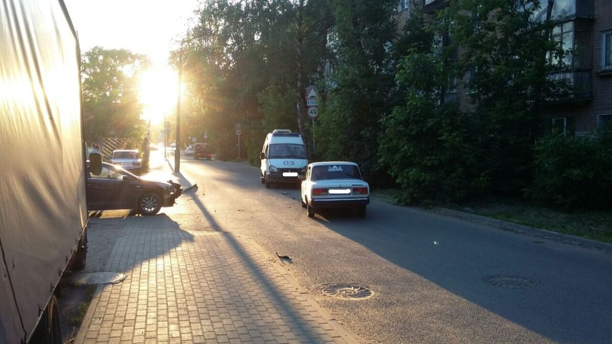 В Твери водители "Хёндая" и "ВАЗа" не поделили перекрёсток