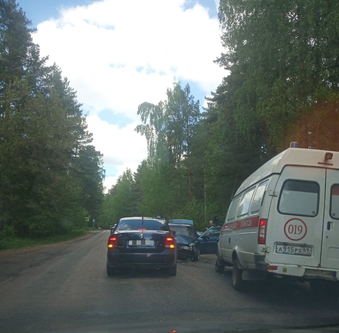 Серьезное ДТП под Тверью заблокировало дорогу