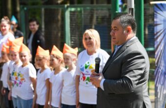 В первый день лагерной смены в «Спутнике» Игорь Руденя поздравил детей с праздником В первый день лагерной смены в «Спутнике» Игорь Руденя поздравил детей с праздником