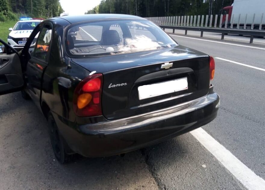 На трассе М-10 под Тверью "Шевроле" столкнулся с грузовиком