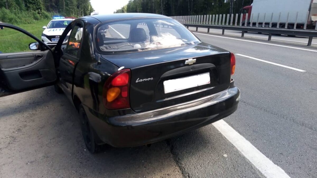 На трассе М-10 под Тверью "Шевроле" столкнулся с грузовиком