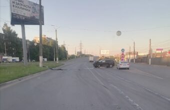 На пустой дороге в Твери машина въехала в столб На пустой дороге в Твери машина въехала в столб