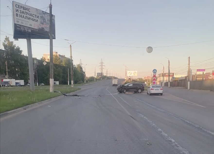 На пустой дороге в Твери машина въехала в столб