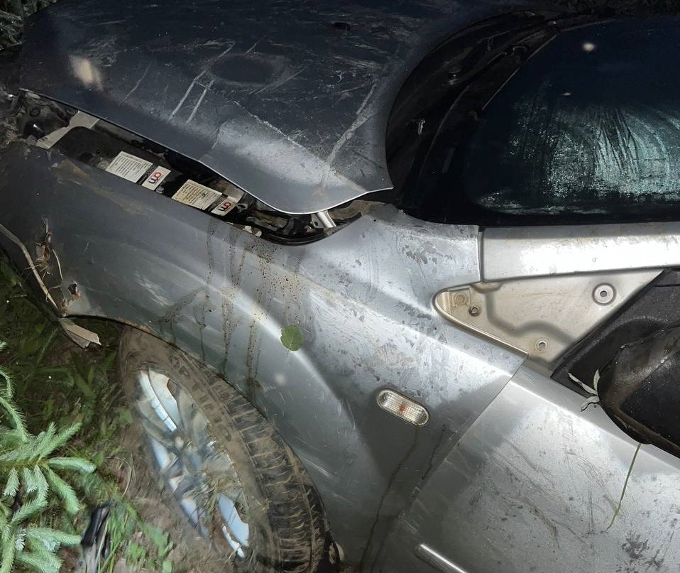 Ford "улетел" в кювет и опрокинулся в Тверской области