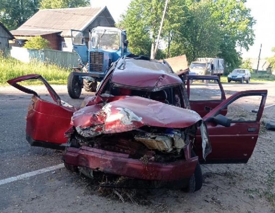 Мужчина скончался после столкновения ВАЗа и трактора в Тверской области