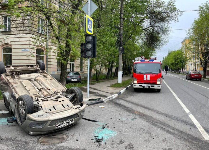 Момент ДТП с перевернувшейся «Ладой» в Твери попал на видео Момент ДТП с перевернувшейся «Ладой» в Твери попал на видео