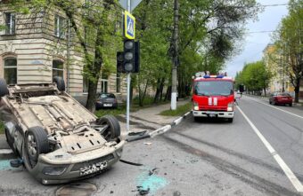 "Лада" перевернулась после столкновения с "Опелем" в Твери