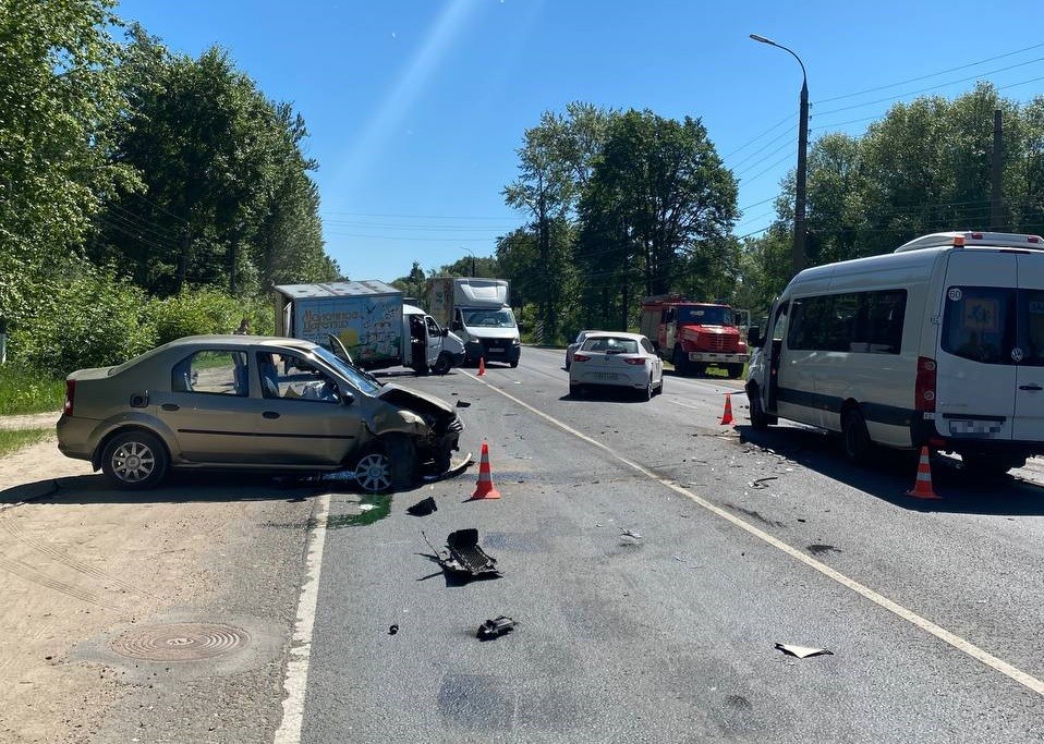 3 человека пострадали в столкновении 4 автомобилей в Твери