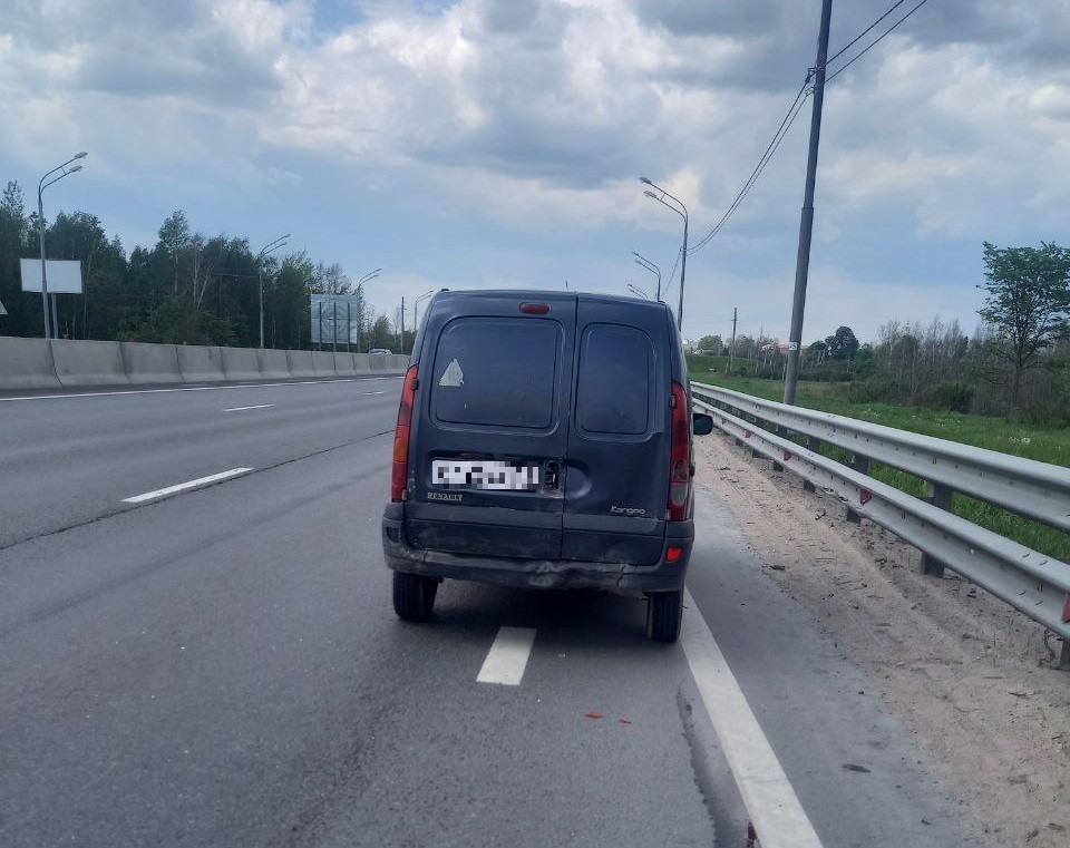 Водитель ВАЗа "догнал" Renault на трассе М-10 под Тверью