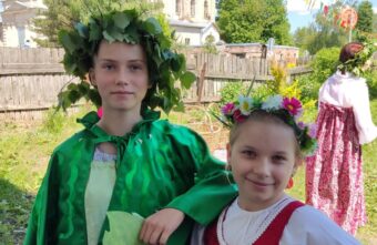 В селе Васильевском под Тверью прошли Троицкие гуляния В селе Васильевском под Тверью прошли Троицкие гуляния