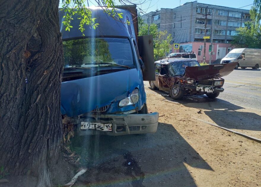 Пожилой водитель ВАЗа пострадал в ДТП в Тверской области
