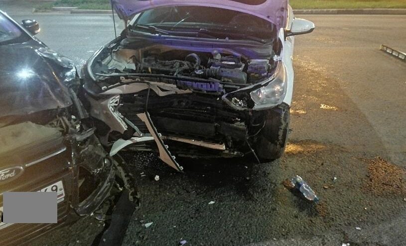 Ночью в Твери две иномарки не поделили пустой перекрёсток