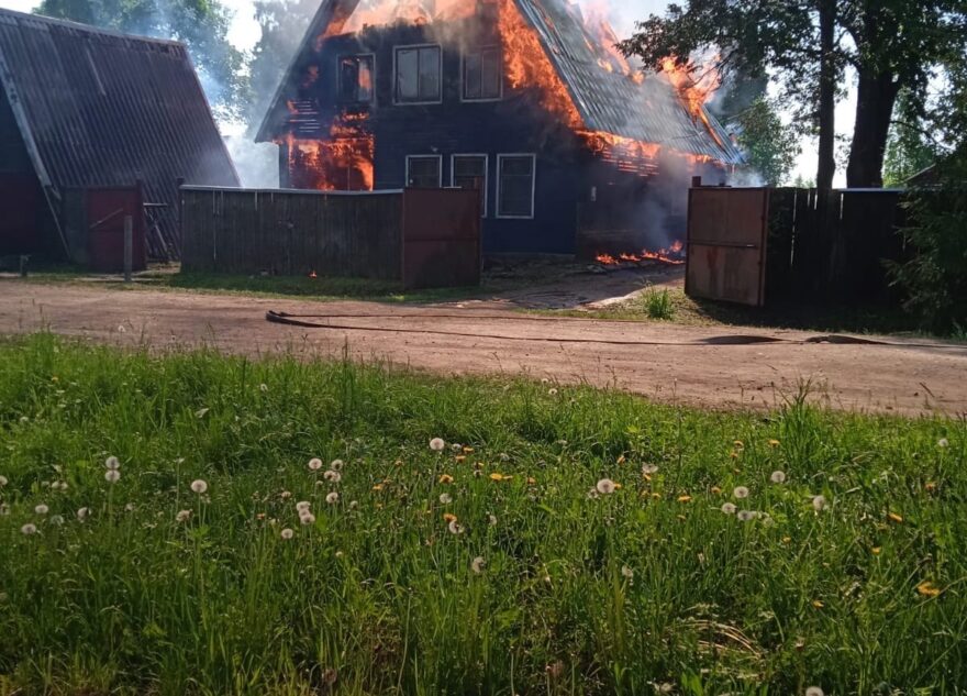 В Тверской области сгорел дом семьи с 12 детьми