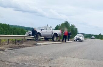 В Тверской области внедорожник «залез» на мост В Тверской области внедорожник «залез» на мост