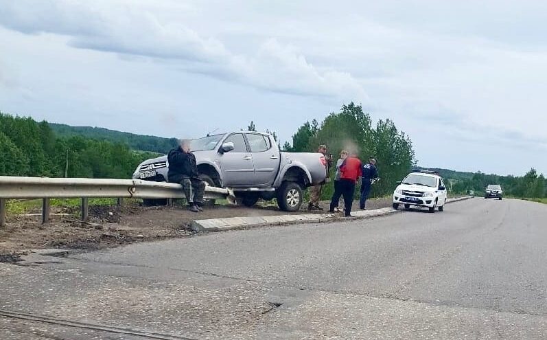 В Тверской области внедорожник «залез» на мост
