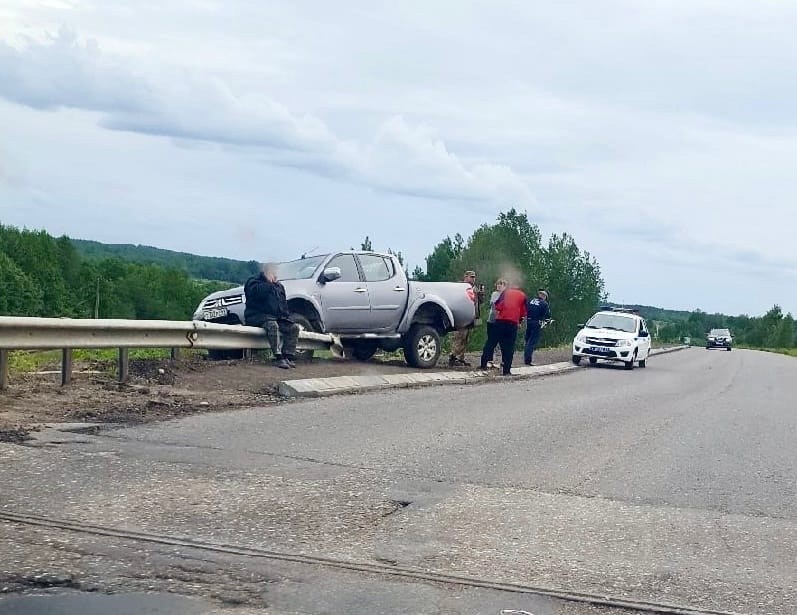 В Тверской области внедорожник «залез» на мост