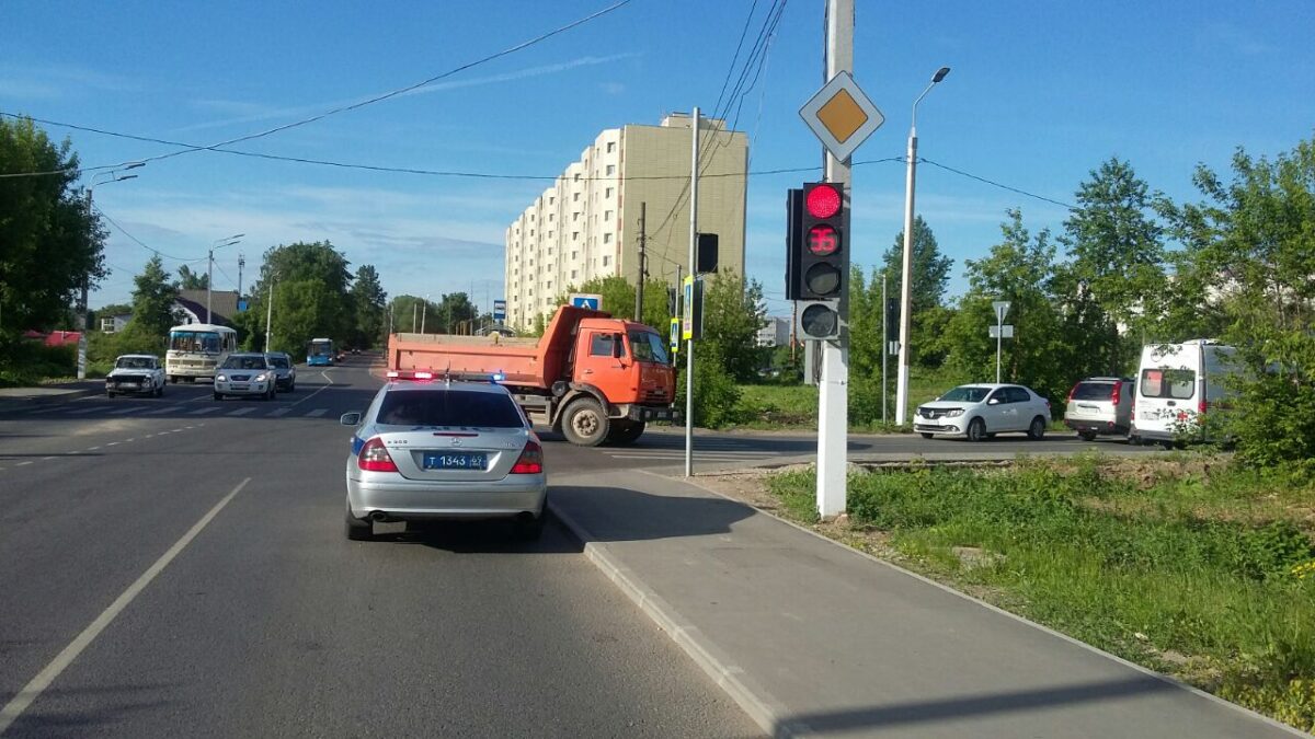 На пешеходном переходе в Твери «Камаз» сбил пожилую женщину