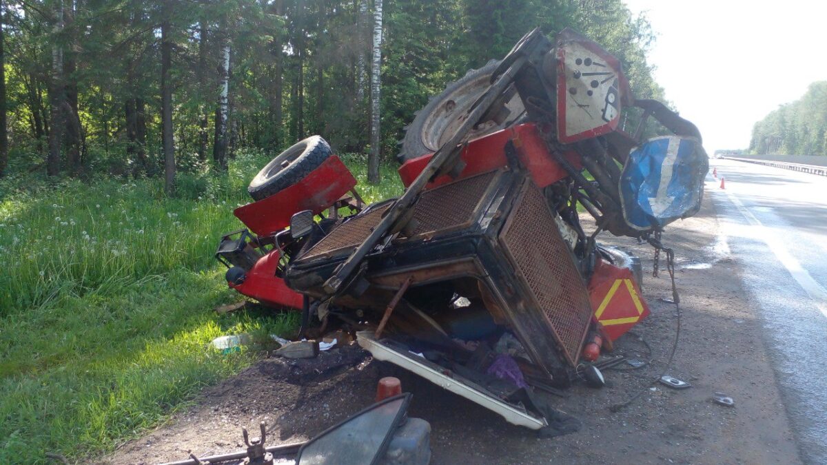 На федеральной трассе под Тверью «Валдай» врезался в трактор