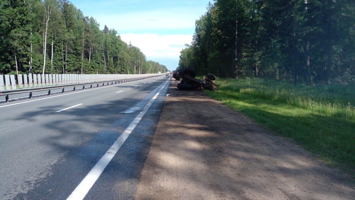 На федеральной трассе под Тверью «Валдай» врезался в трактор
