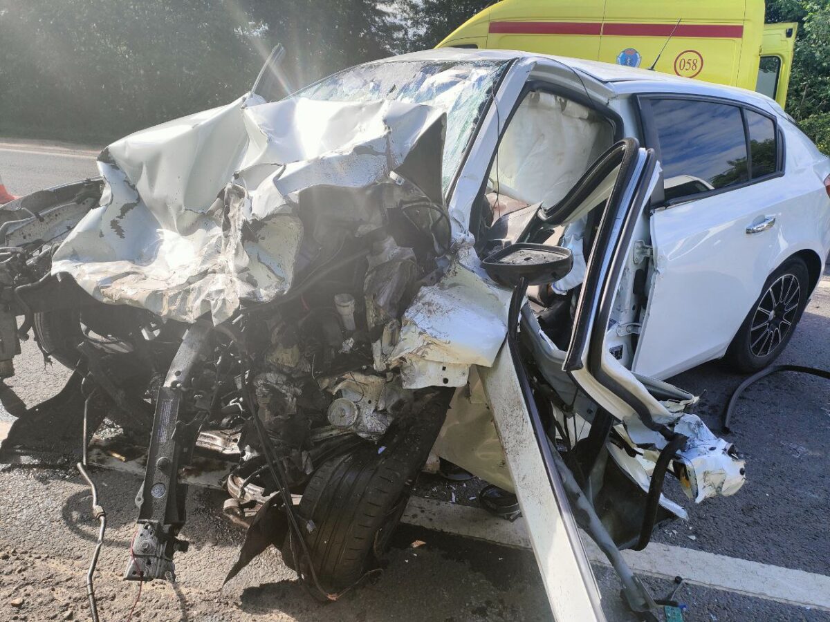 В аварии в Твери погибли водитель и маленькая девочка