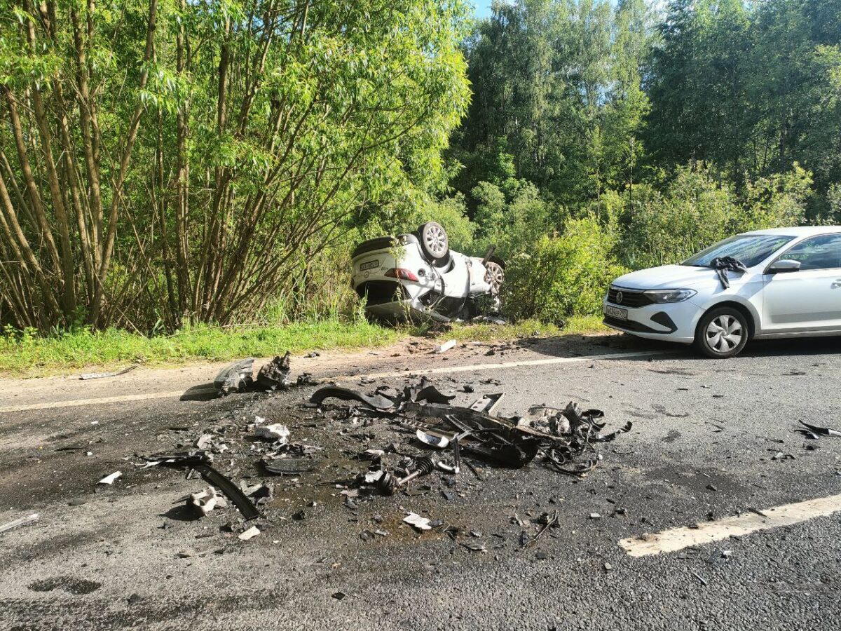 В аварии в Твери погибли водитель и маленькая девочка В аварии в Твери погибли водитель и маленькая девочка