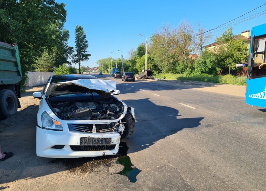 В аварии в Твери водитель «Нивы» повредил лицо