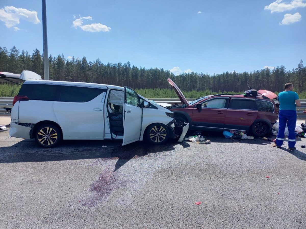 В аварии на трассе М-11 в Тверской области пострадали женщины и дети