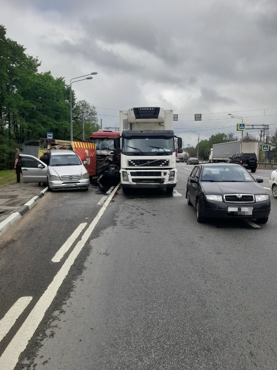В массовом столкновении фур и легковушек под Тверью пострадали два человека
