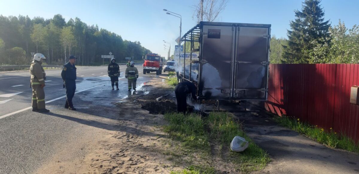На трассе М-10 В Тверской области погиб водитель в горящей машине На трассе М-10 В Тверской области погиб водитель в горящей машине
