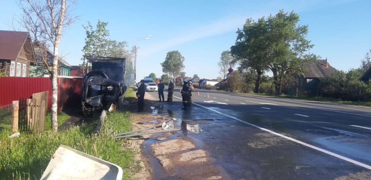 На трассе М-10 В Тверской области погиб водитель в горящей машине