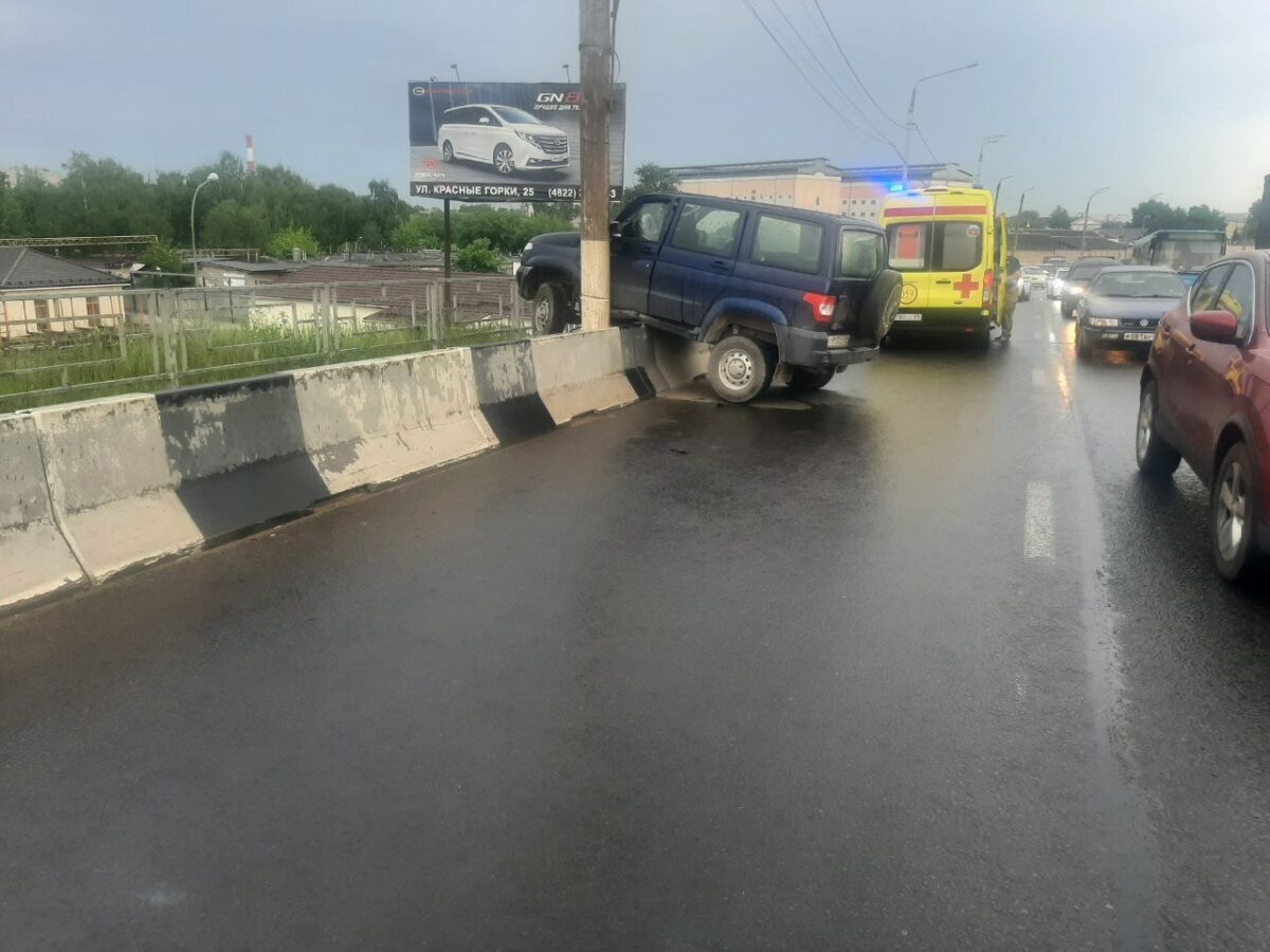 На восточном мосту в Твери произошла авария с наездом на пешехода | ТОП  Тверь новости