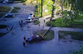 В Тверской области легковушка уронила фонарный столб на тротуар