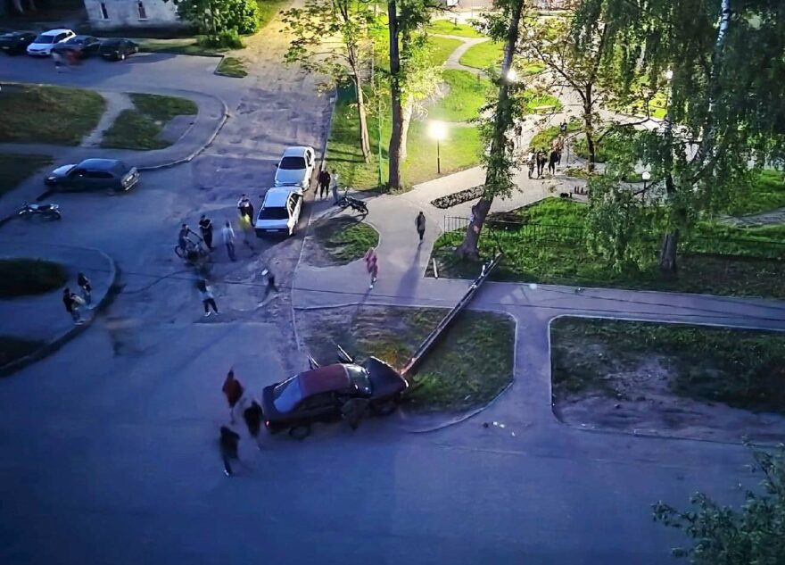 В Тверской области легковушка уронила фонарный столб на тротуар В Тверской области легковушка уронила фонарный столб на тротуар