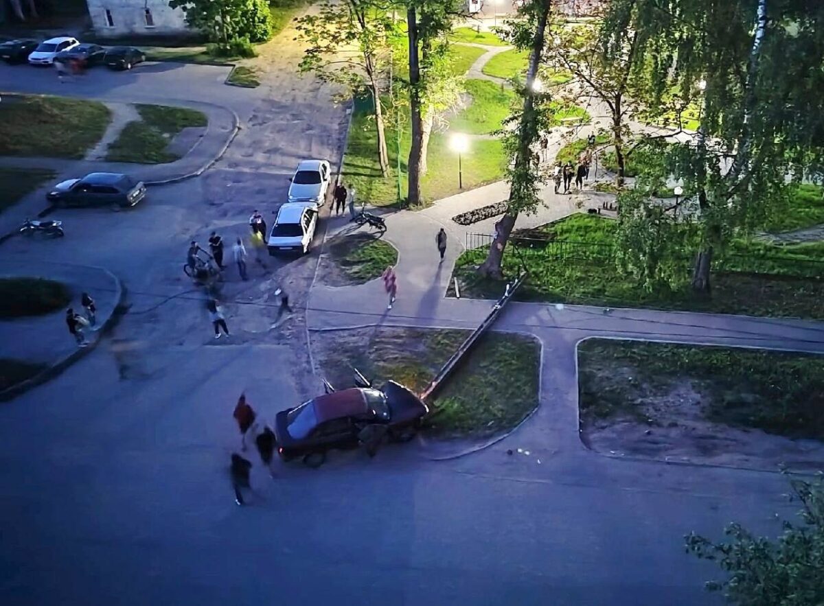 В Тверской области легковушка уронила фонарный столб на тротуар