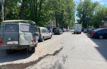 В Твери два автомобиля снесли четыре припаркованные машины