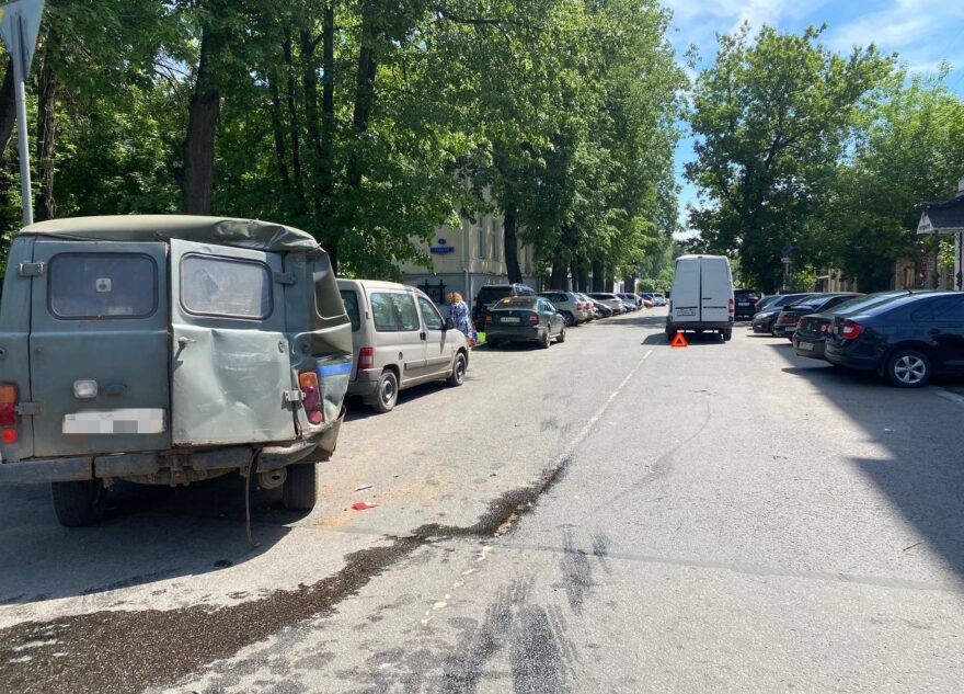 В Твери два автомобиля снесли четыре припаркованные машины В Твери два автомобиля снесли четыре припаркованные машины