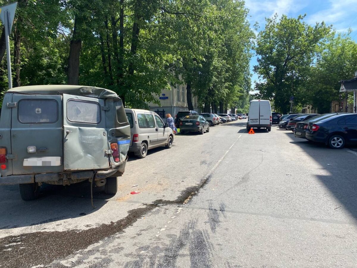 В Твери два автомобиля снесли четыре припаркованные машины | ТОП Тверь  новости