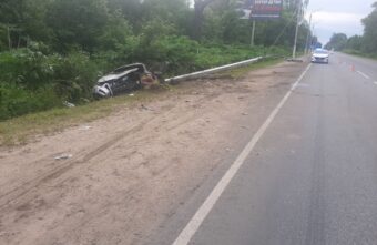 В Твери легковушка снесла фонарь и загорелась В Твери легковушка снесла фонарь и загорелась