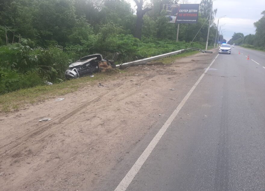 В Твери легковушка снесла фонарь и загорелась