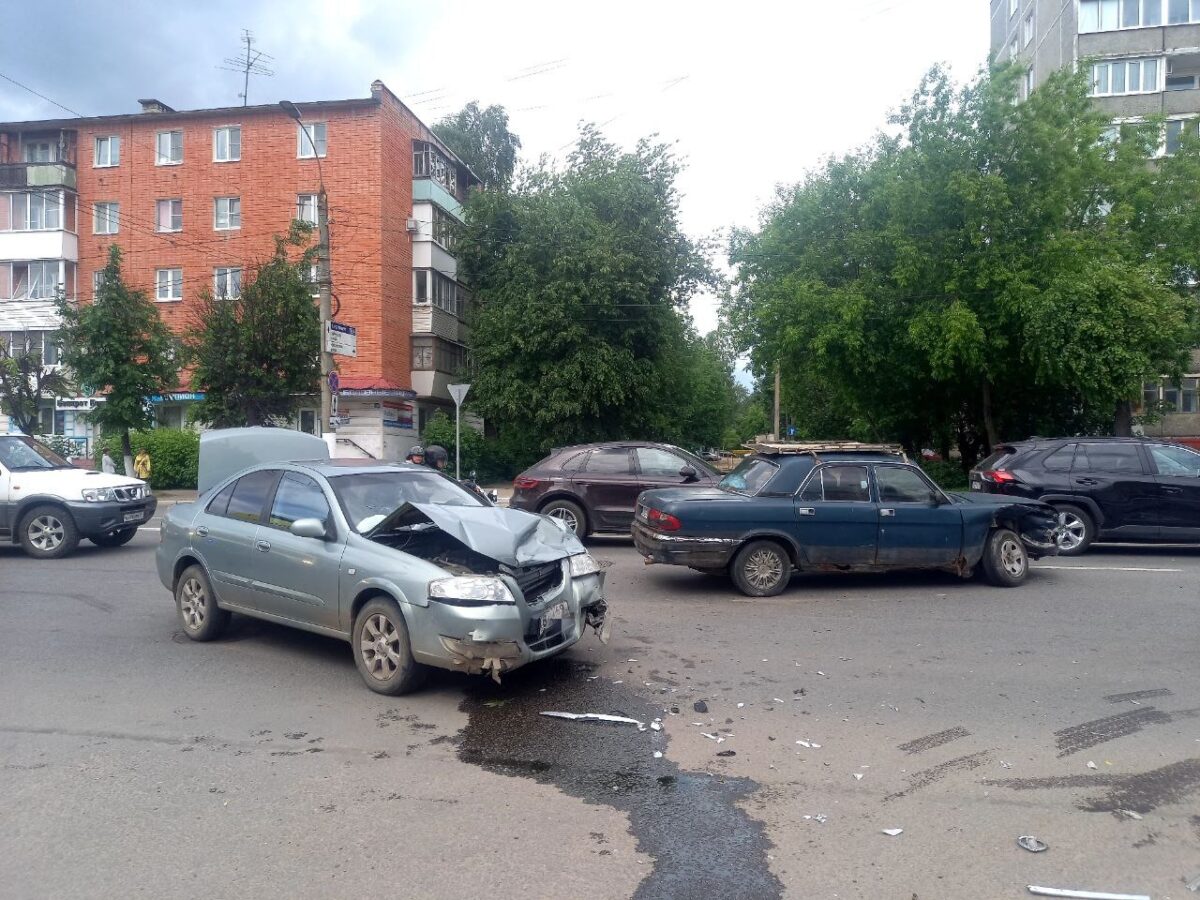В Твери отечественная легковушка не поделила дорогу с иномаркой