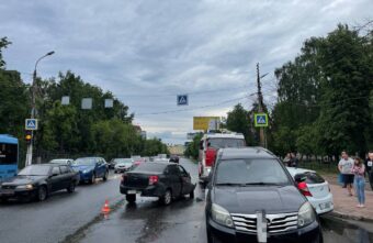 В столкновении трех машин в Твери пострадали два человека