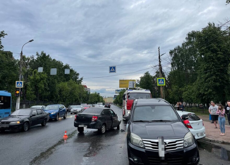 В столкновении трех машин в Твери пострадали два человека
