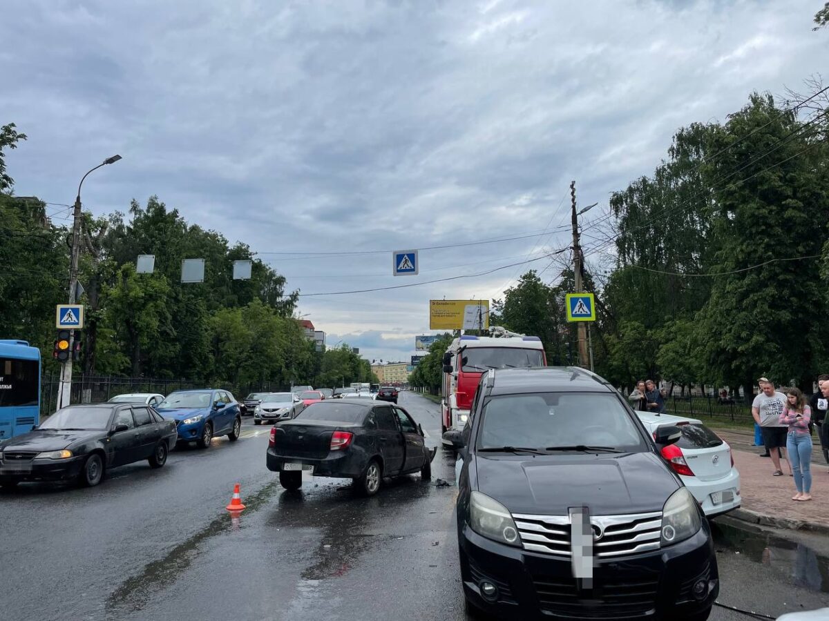 В столкновении трех машин в Твери пострадали два человека